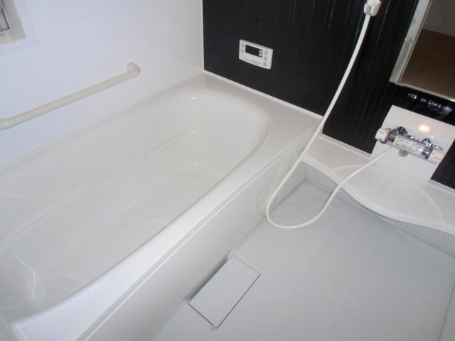 Bathroom. Spacious bathtub