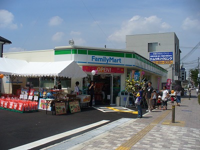 Convenience store. FamilyMart Yao Minamihon cho chome store (convenience store) up to 100m