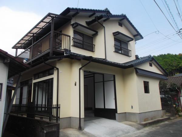 Local appearance photo. It is a house that has been wrapped in peace with nature