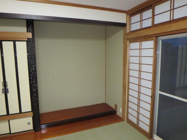 Non-living room. Alcove with emotion drifting Japanese-style room