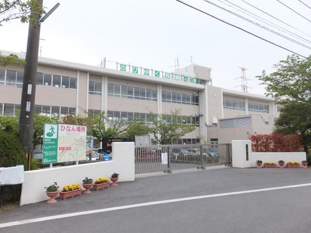 Primary school. Kanzaki City Saigo to elementary school (elementary school) 2200m