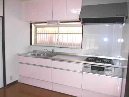 Kitchen. Pull-out system kitchen storage is attractive, The color of the door also gentle pink