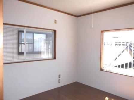 Non-living room. Second floor southwest side Western-style in the bedroom! 