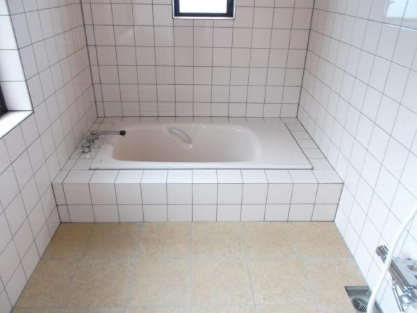 Bathroom. Bathtub, Tiled replacement, New bath feeling is good to say what. 