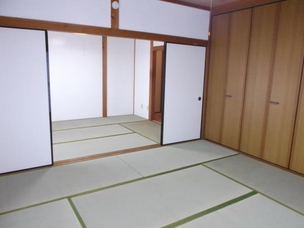 Non-living room. During connection of the Japanese-style room that has the storage of up to ceiling, In private room ・  ・  ・ 