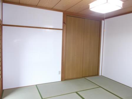 Other introspection. The west side of the Japanese-style room is integrated second toilet next to the parents of the room to the best room also open the complete sliding door with your garden