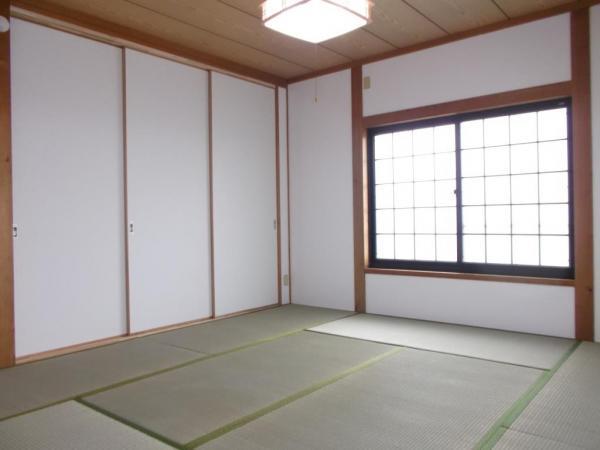 Non-living room. Southeast side of Japanese-style room, With a closet that has the door of the three pieces 引違
