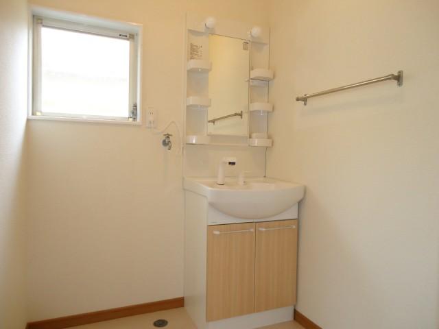 Wash basin, toilet. With shampoo dresser