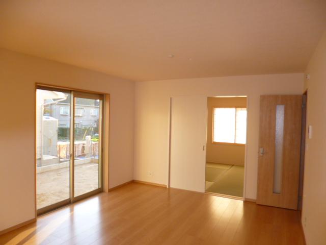 Same specifications photos (living). (1 Building) same specification