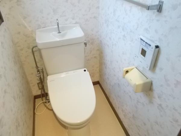 Toilet. Equipment of enhancement to comfortable every day
