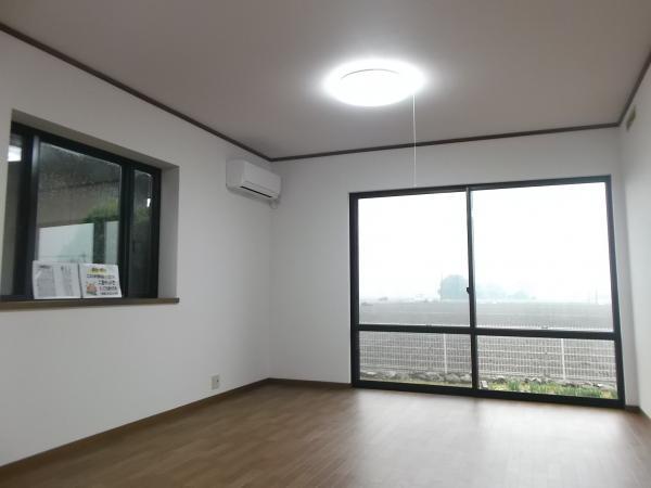 Same specifications photos (living). Warm sunlight that plugs into a room of living