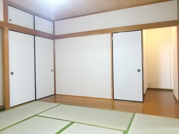 Non-living room. Please enjoy the conversation break a leg in a Japanese-style room