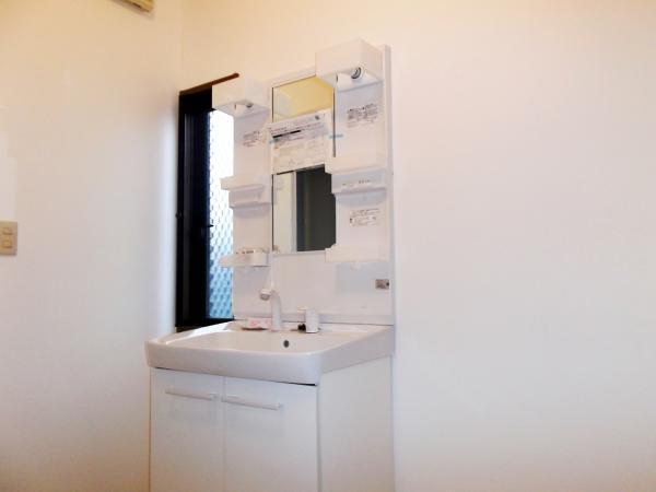 Wash basin, toilet. Exchange did of course new goods washstand