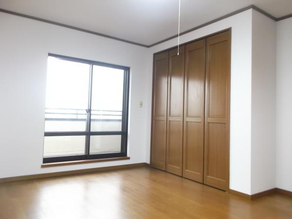 Non-living room. Flooring is also shiny