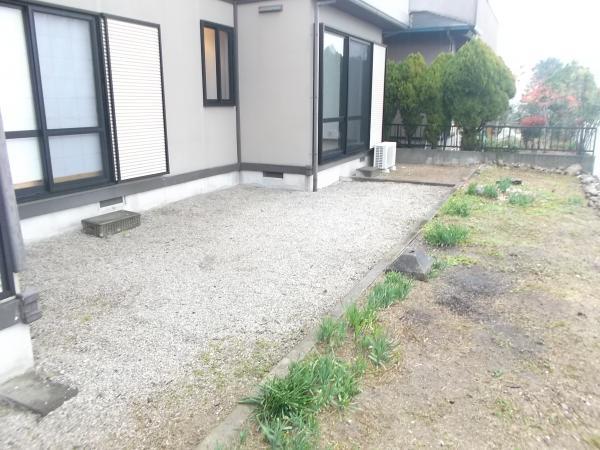 Garden. Garden space is also sufficiently secure! Please the playground and gardening