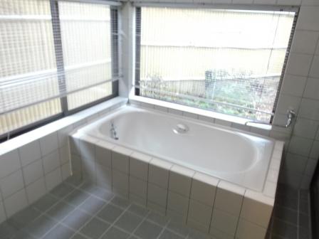 Bathroom. Bathing is hot spring mood to enter while watching the Tsuboniwa