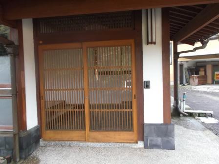 Entrance. Don and the stance was entrance, Wooden door of the grille is oozes taste