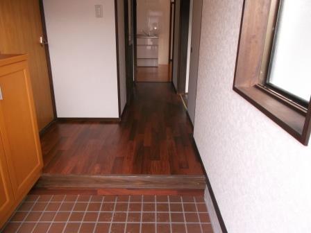 Entrance. Also spacious clean entrance dated shoe box