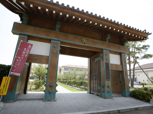 Surrounding environment. In addition to the red pine elementary school (photo) and Seongnam junior high school, Saga culture Faculty of Education, Elementary School (1140m) ・ Junior High School (770m) and are scattered around. Also kindergarten, There is such as also within walking distance of nursery, Fulfilling educational ・ It is child-rearing area.