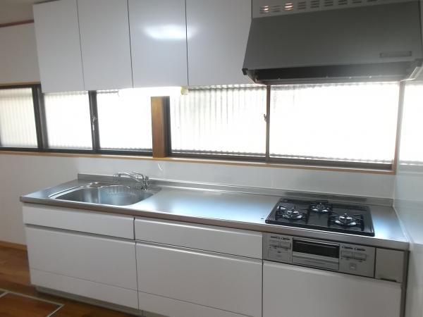 Kitchen. It has introduced a new system kitchen made of LIXIL