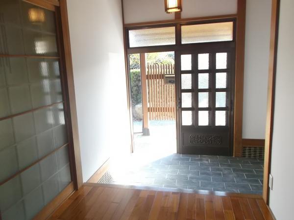 Entrance. To the entrance of pure Japanese style has established the TV door