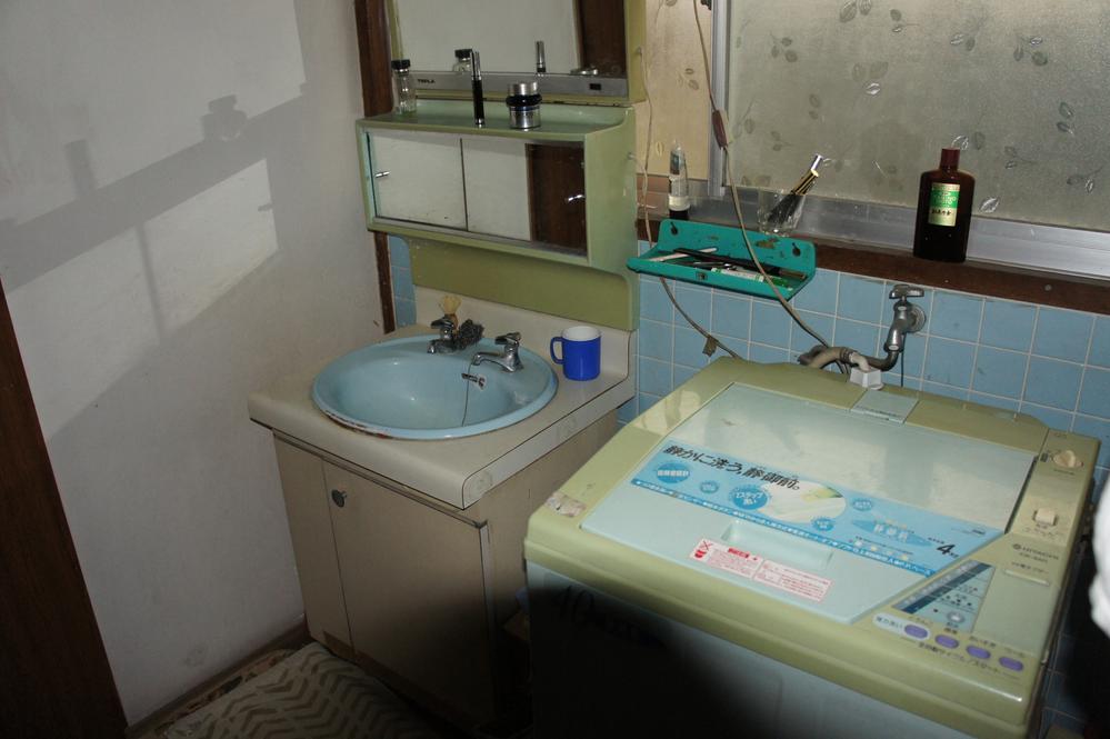 Wash basin, toilet. Local (February 2013) Shooting