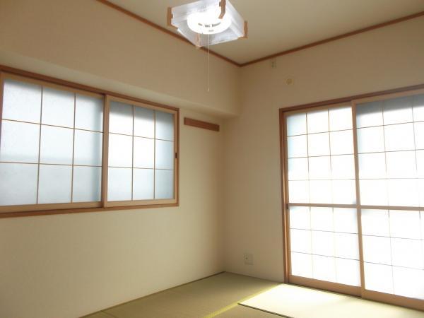 Non-living room. A time of family reunion in the bright Japanese-style room!