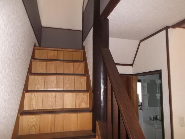 Other introspection. Staircase that connects to the first floor and the second floor has a firm