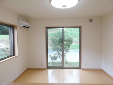 Non-living room. Living large windows are pleasant bright
