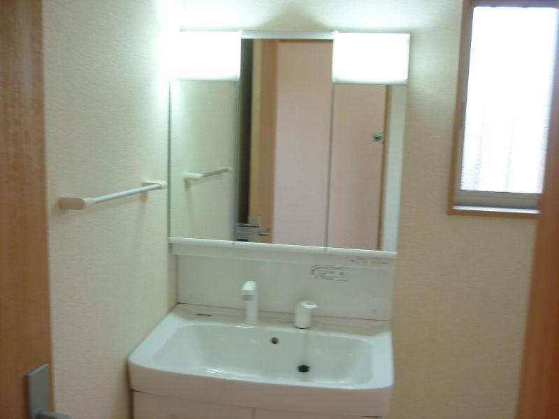 Wash basin, toilet. Washbasin with shower