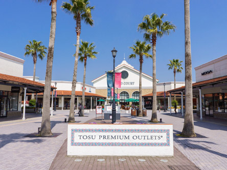 Surrounding environment. Large shopping facility "Tosu Premium ・ Outlet "is also within walking distance. (About 1470m)