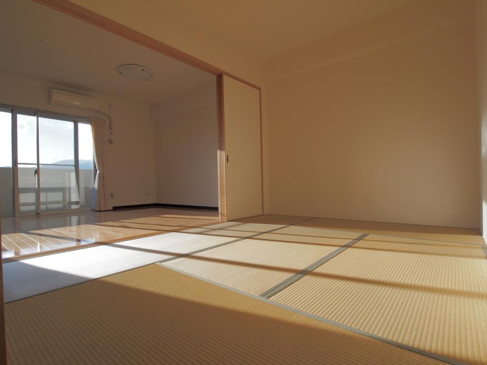 Non-living room. Serene Japanese-style will help you as well as rooms for guests