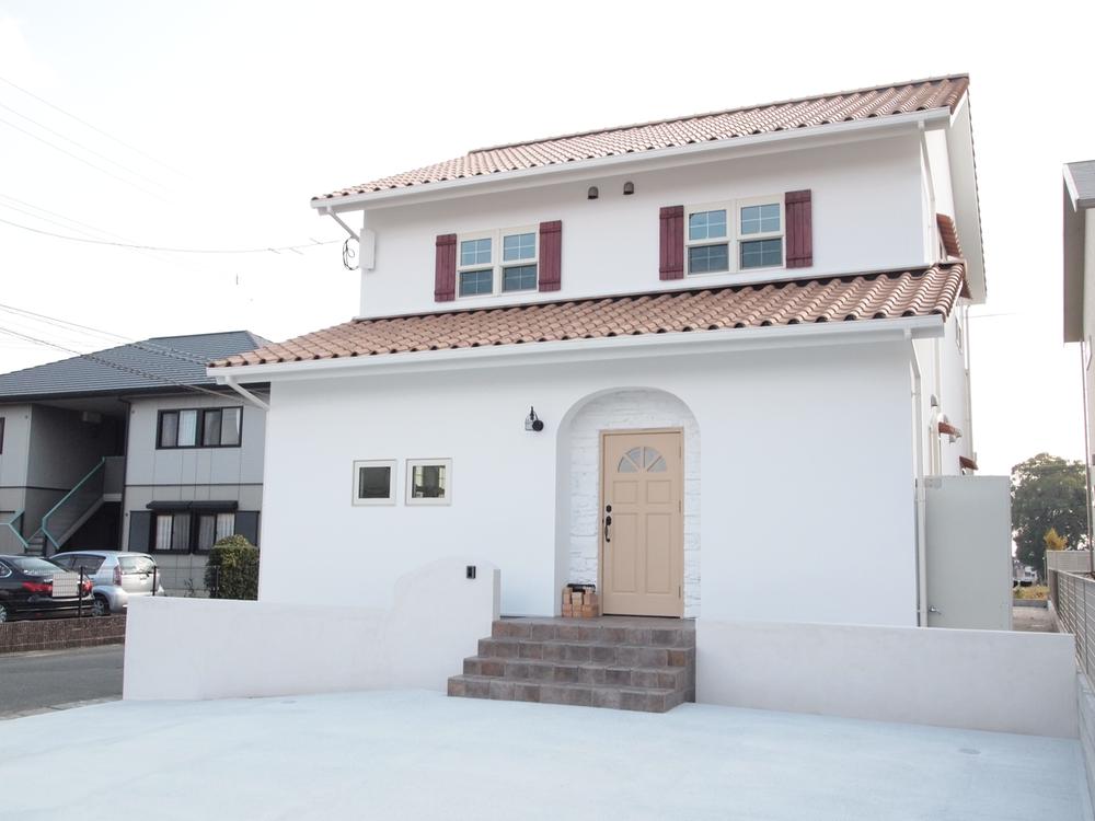 Outer wall and roof appearance after the passage of years and the performance, Appearance that combines both. The outer wall calc wall finish (made by Switzerland), Entrance around the stone-clad, The roof is Esupanika (unglazed S-shaped tile) is a specification.. Outer wall and roof appearance after the passage of years and the performance, Appearance that combines both.