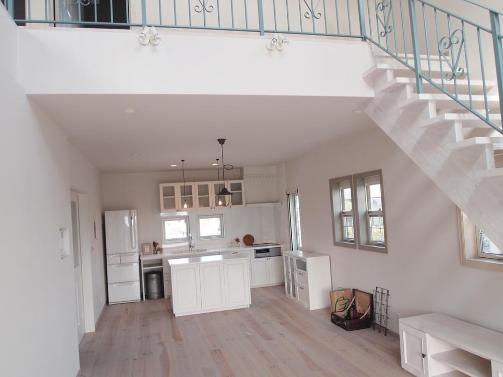 Bright, Wide 22 Pledge of LDK. Colonnade also there to, There is also a feeling of freedom. (Atrium area 11.06 sq m) Island ・ The kitchen is now, It is a popular style. Also in the home party in terms of good family!