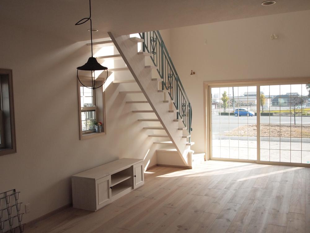 Living. Specifications solid pine of width 220mm in flooring, Joinery, Baseboards also stuck to the wooden innocence. Paint has specifications Osmo of natural paints.