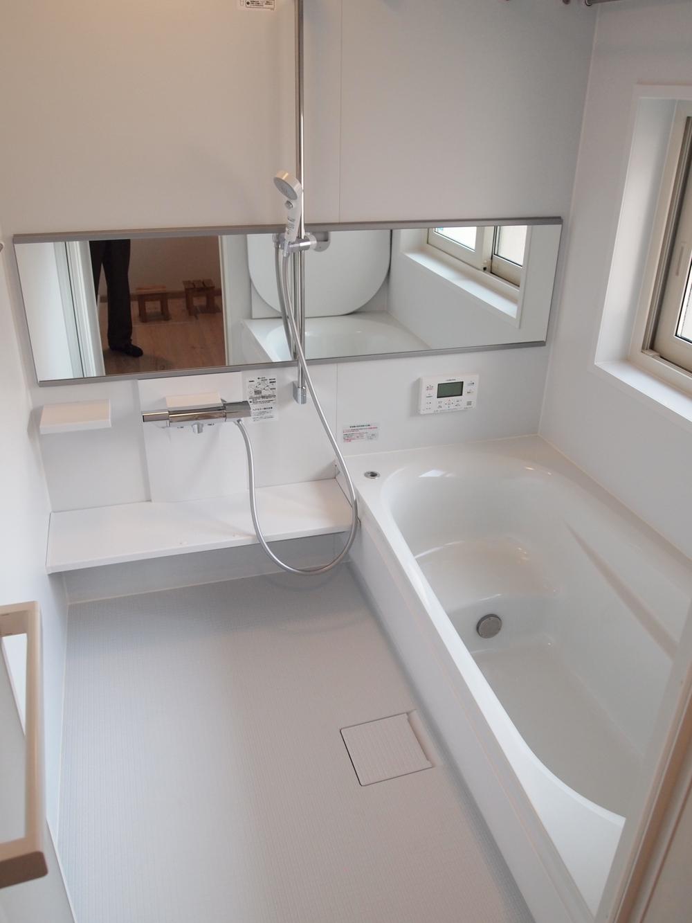 Bathroom. 1717 TOTO unit bus. With high thermal insulation, The new hot Karari floor, Thermos bathtub. TOTO is a new product.