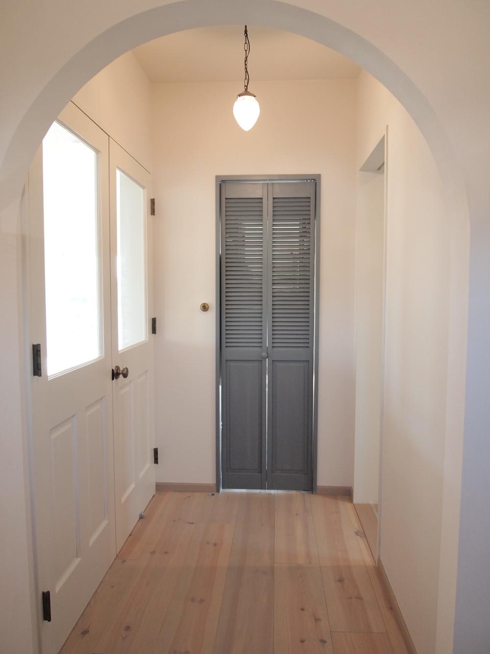 Other. Living door direction from the hallway. Corridor of arch ceiling exudes a stylish space. December 2013 shooting