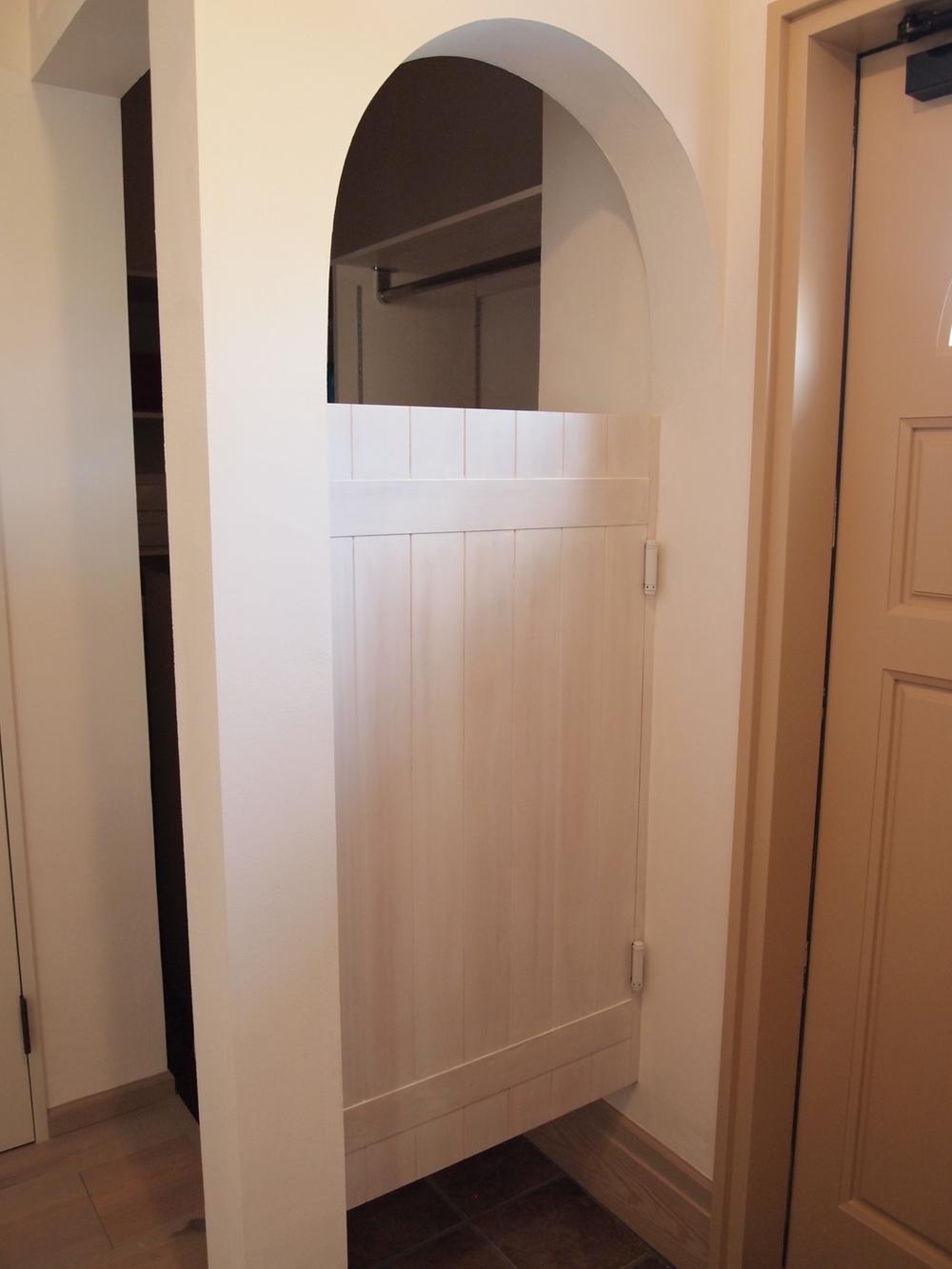 Receipt. Entrance next to a storage space. Free door is cute. Entrance around is also refreshing in this front door storage.