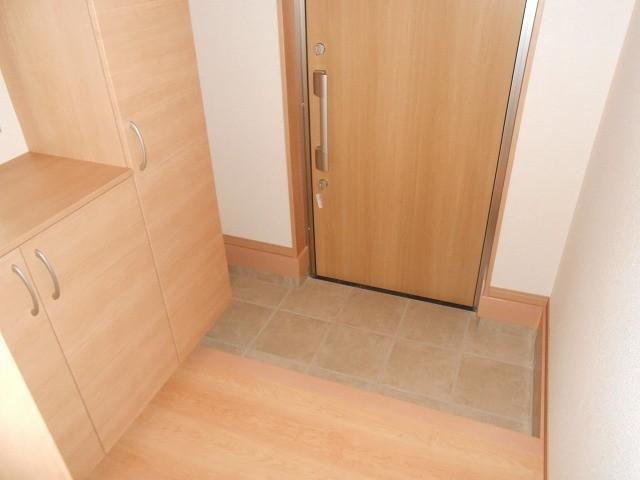 Entrance. Is the same type similar properties