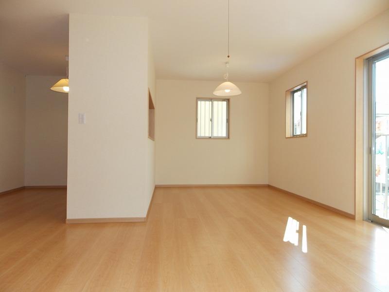 Same specifications photos (living). In front of the kitchen to the dining space, And its next to the living space, It becomes the LDK to capitalize a space without waste good (^_^) /