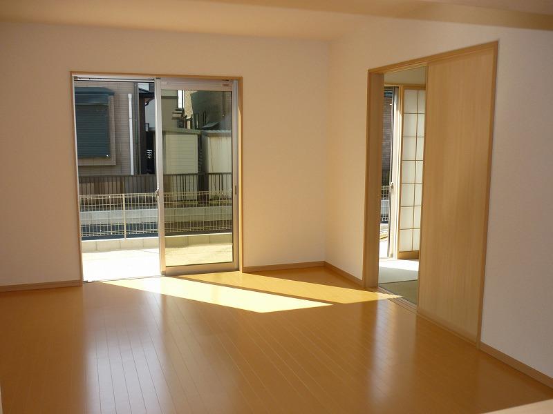 Same specifications photos (living). LDK and the Japanese-style room is Tsuzukiai (^. ^) / ~~~ The living space of calm and close the partition door, Open and widely is transformed into open space (^_^) /