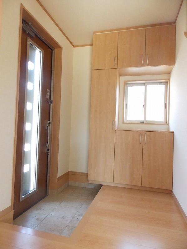 Entrance. Entrance is an internal Bright and spacious entrance with a window I will be looking forward to go home every day (^_^) /