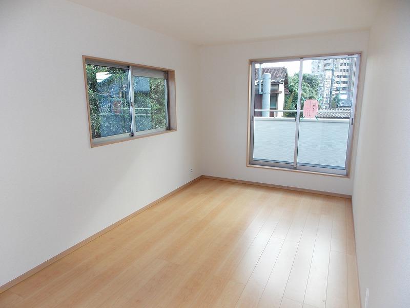 Same specifications photos (Other introspection). Western is. Since it is a two-sided lighting, Bright and airy is also good (^ _ ^) v