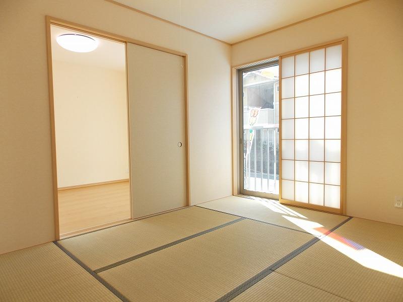 Same specifications photos (Other introspection). Japanese-style room is (^_^) /  Because it is Tsuzukiai of the living usually is open to spacious (^ o ^)  Transformed into (^_^) a little private room at the time of visitor /