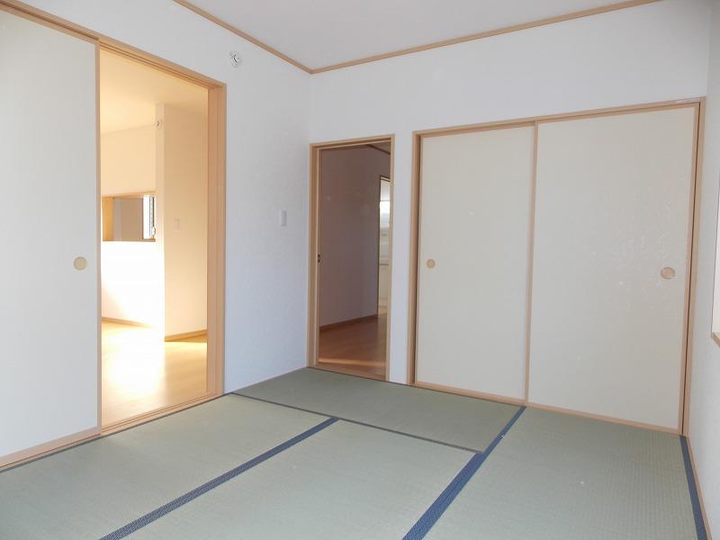 Same specifications photos (Other introspection). Japanese-style room is (^_^) / ~ It is adjacent to the living room, Spacious open space and open the door, Specific space can make if Shimere! (^^)!