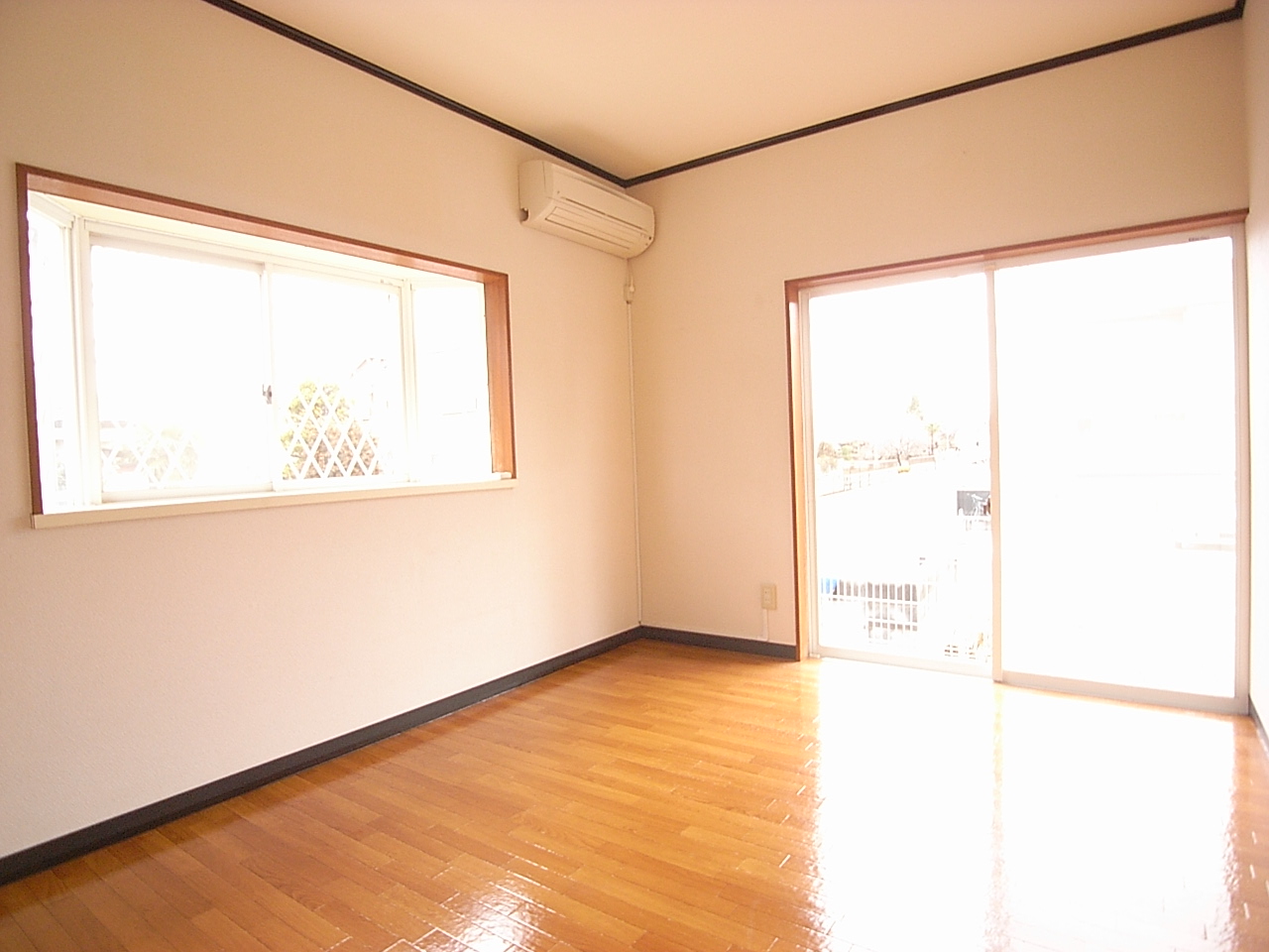 Living and room. Corner room ・ Good bay window ventilation day ・ Air conditioning