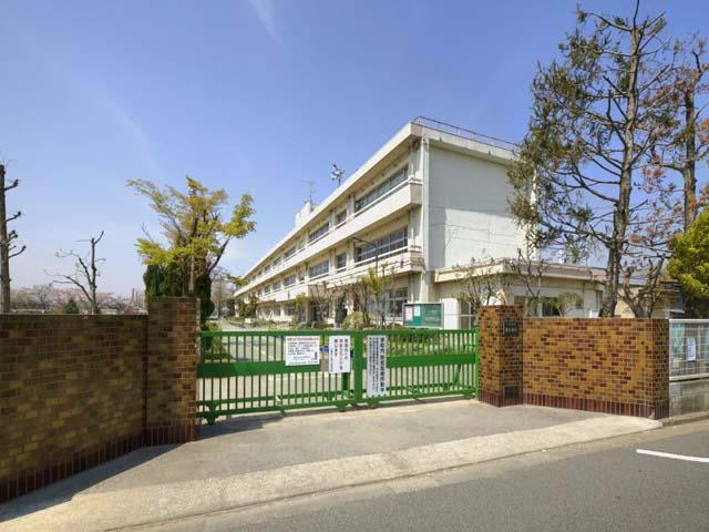 Primary school. 550m to East Elementary School