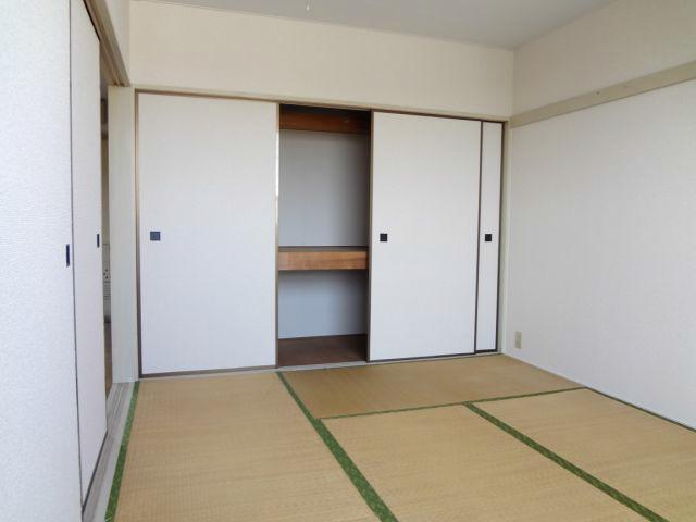 Living and room. Japanese-style room is also sunny ☆