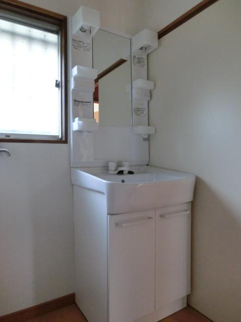 Wash basin, toilet. Local (September 2013) Shooting