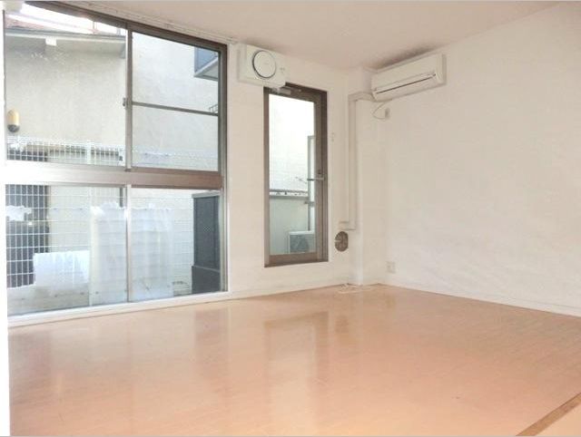 Living and room.  ☆ Spacious 8 quires of Western-style ・ Air conditioning 1 groups ・ Completion!  ☆